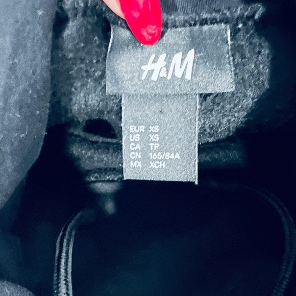 🔥H&M Men's Black and Red Sweater🔥 - Picture 4 of 5